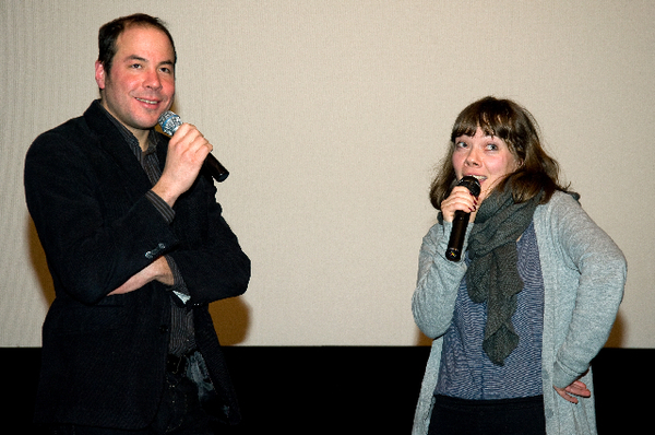 Der Moderator André Feldhaus und die Filmemacherin Sarah Paar