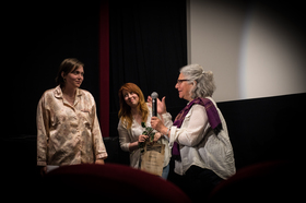 Katja Küpper überreicht Yuliya Tsviatkova und Rosa Jaisli den Puplikumspreis
